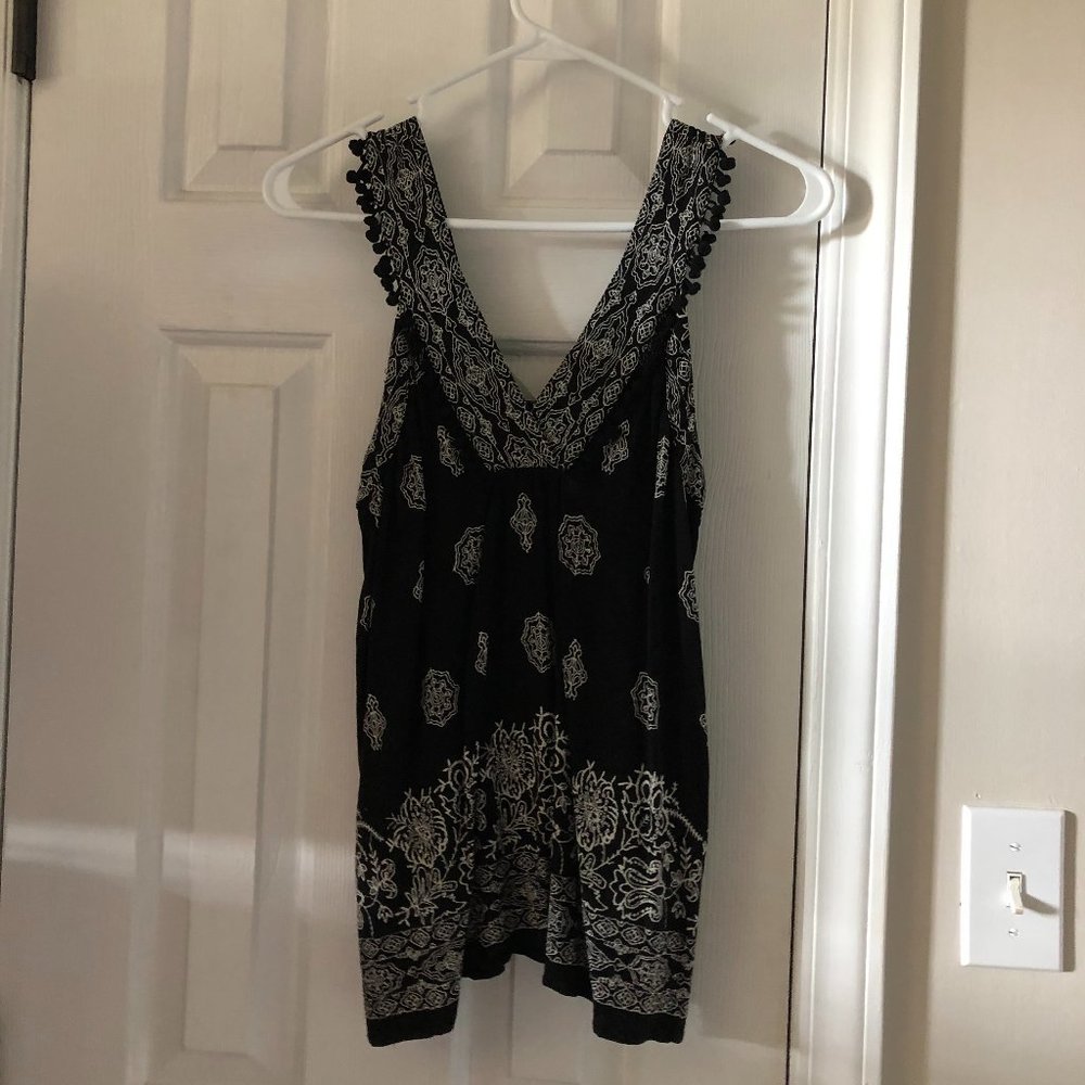 Black and White Loft shirt v neck